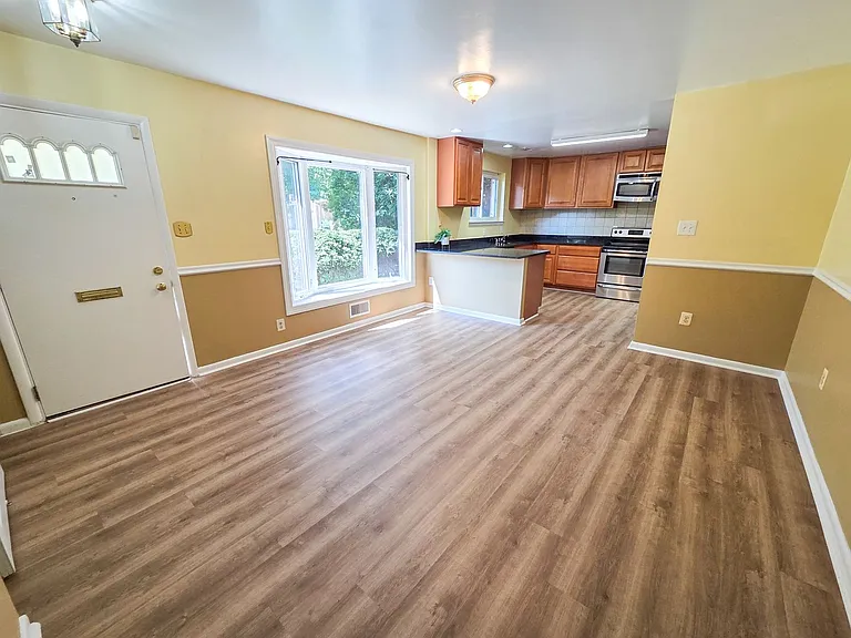 305 Hillsboro Dr — Photo 4