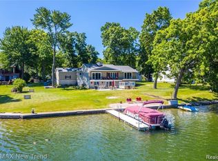 6768 Hatchery Rd, Waterford, MI 48327