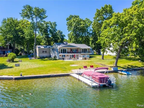 6768 Hatchery Rd, Waterford, MI 48327