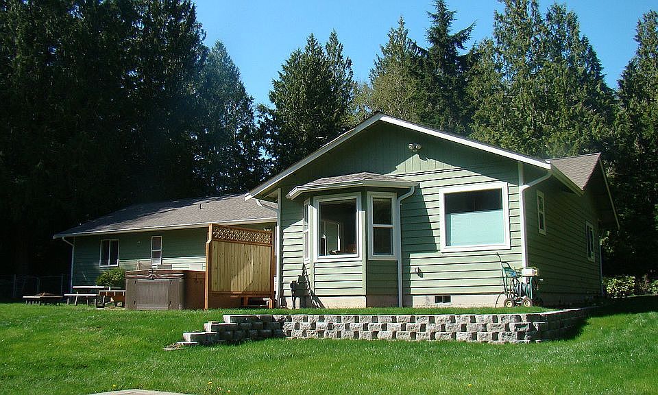 Back Yard w/ Hot Tub & Deck