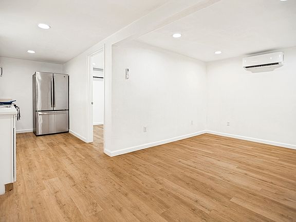 4th image of 905 W Abram St #5