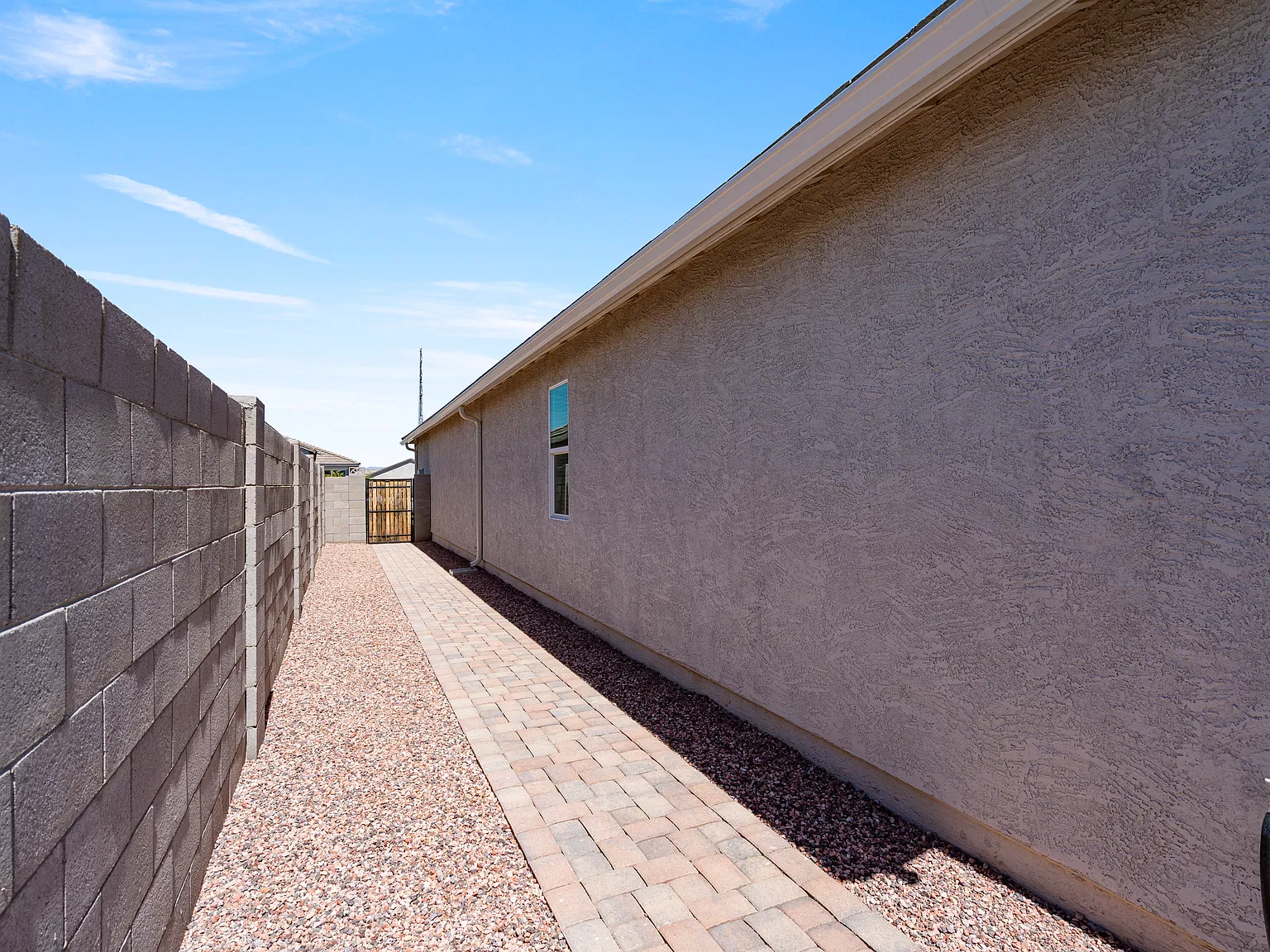 3 bed, 2.5 bath, 2048 sqft, $2,770 — Photo 4