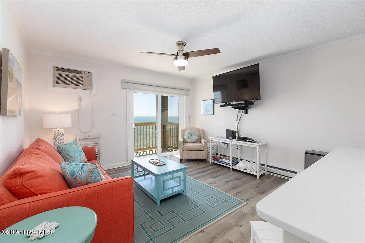 1 bed, 1.0 bath, $1,350 — Photo 2