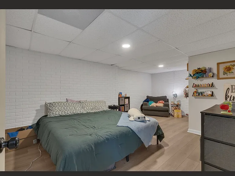 61 Brenda Ct — Photo 33