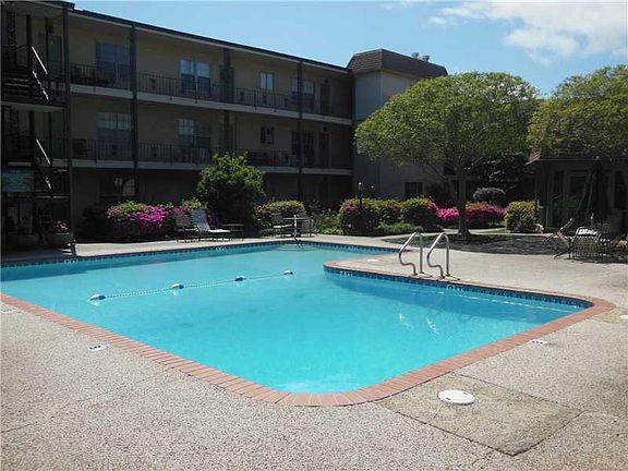 2nd image of 2708 Whitney Pl APT 810