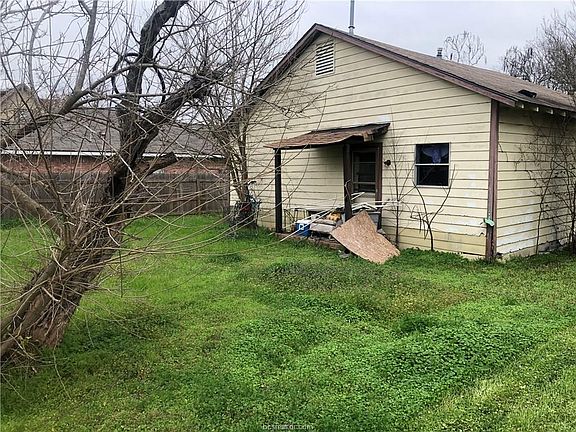 3rd image of 609 Preston St