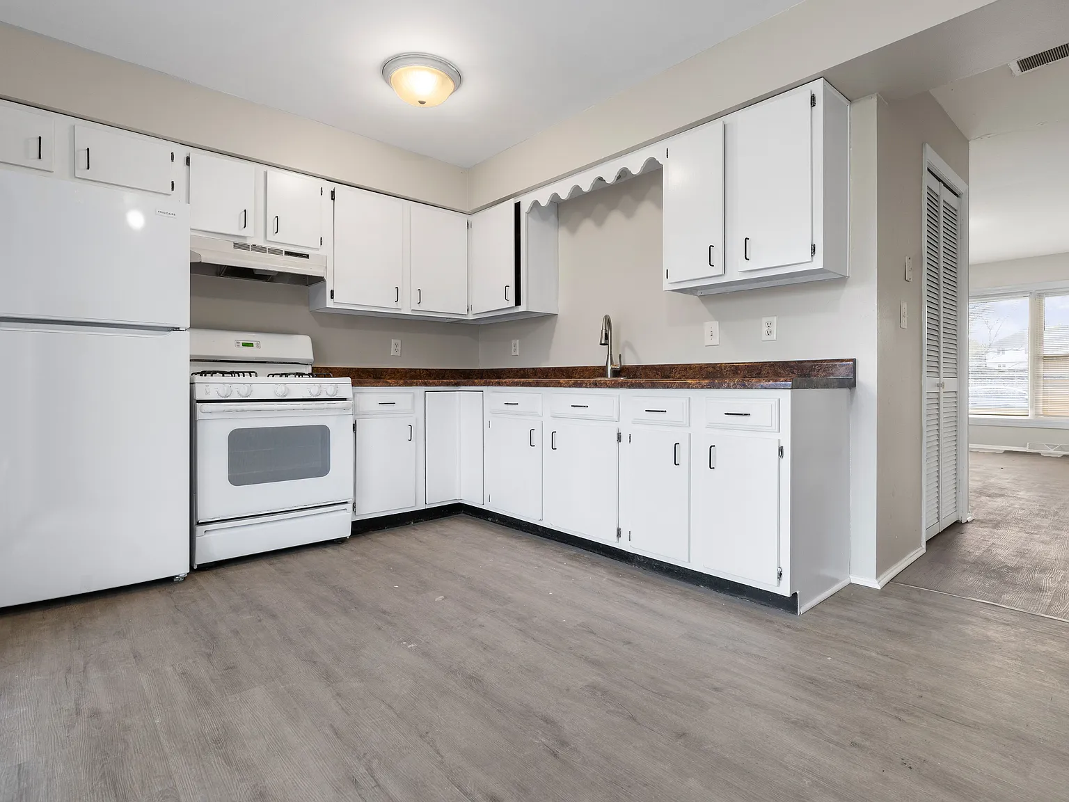 2 bed, 1000 sqft, $1,345 — Photo 3