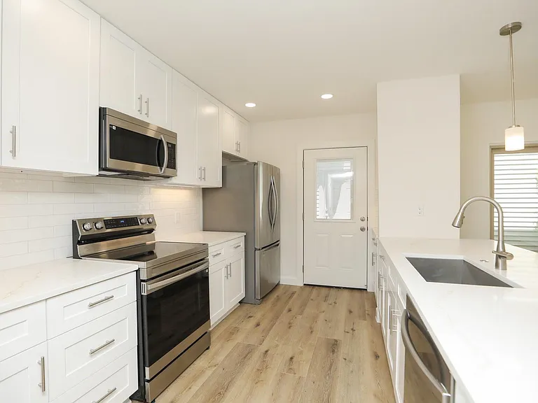 2050 Augusta Dr — Photo 16