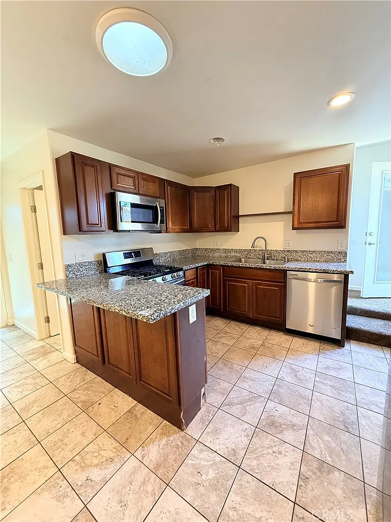 3 bed, 1200 sqft, $2,950 — Photo 2