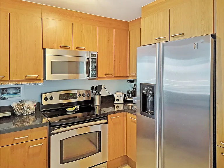 225 Collins Ave #4J — Photo 5