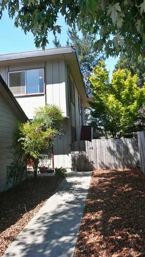 Lovely 3 Bedroom Home in Scotts Valley — Photo 2