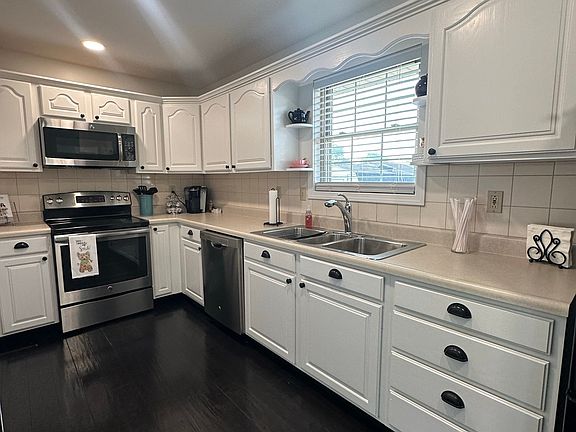 5th image of 1306 Pin Oak Dr