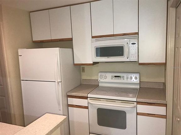 5th image of 1008 Elmwood St