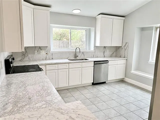 1028 Kingsway Dr W — Photo 6
