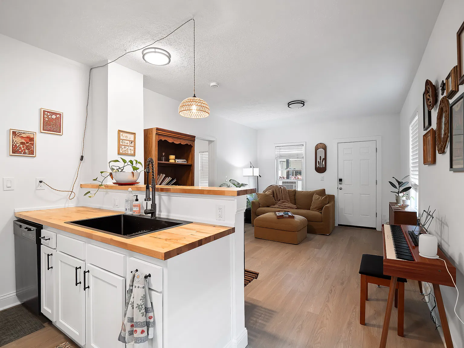 2 bed, 800 sqft, $1,650 — Photo 1