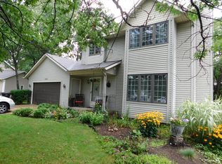 2542 Oak Forest Dr, Holland, MI 49424