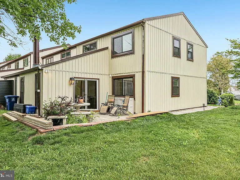 33 Hastings Ct — Photo 2