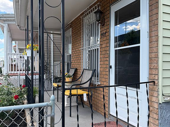 2nd image of 909 Magnolia Ave