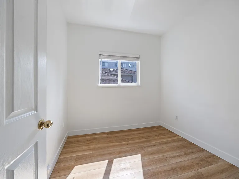 2320 Dundas St — Photo 11