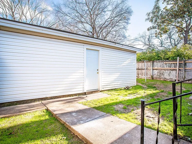 7010 Kingsbury Dr — Photo 14