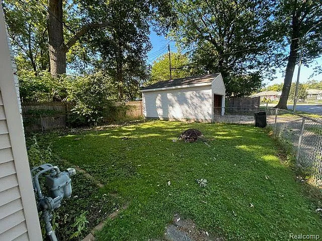 21751 Roslyn Rd — Photo 16