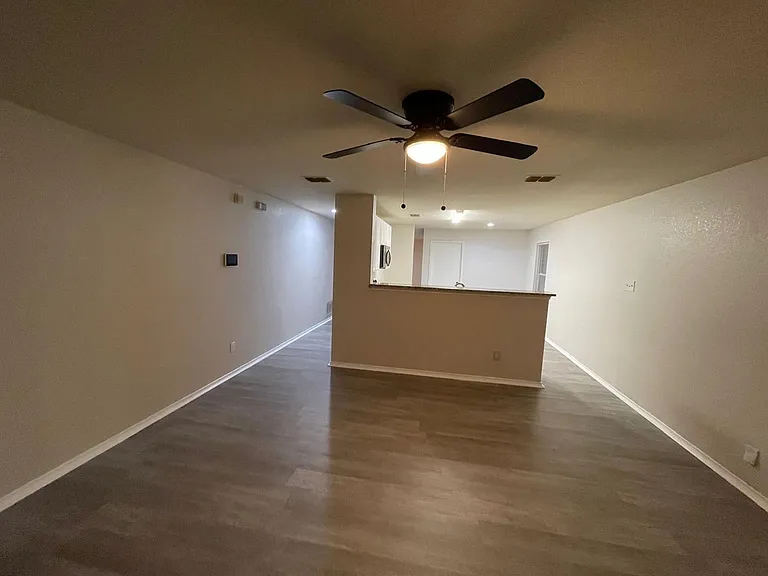 1512 Queens Brook Ln — Photo 12