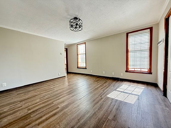 4th image of 220 Diamond St