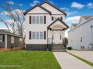 552 Drumgoole Rd E, Staten Island, NY 10312