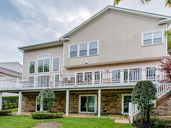 5th image of 60 Hamlet Dr #74