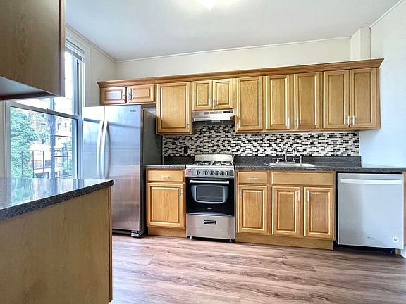 3rd image of 569 Leonard St #3L