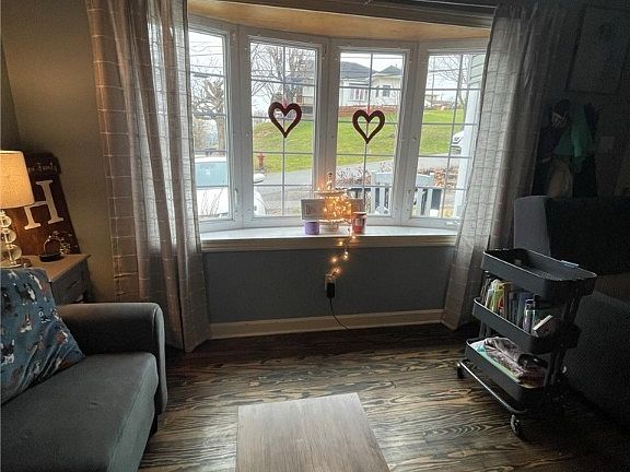 5th image of 109 Lawrence St