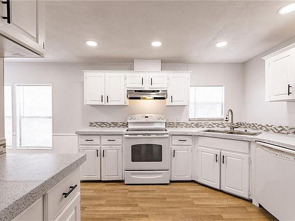 3rd image of 15484 Lime Dr