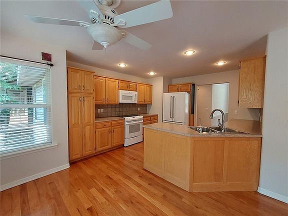 4th image of 14 Paxton Ln