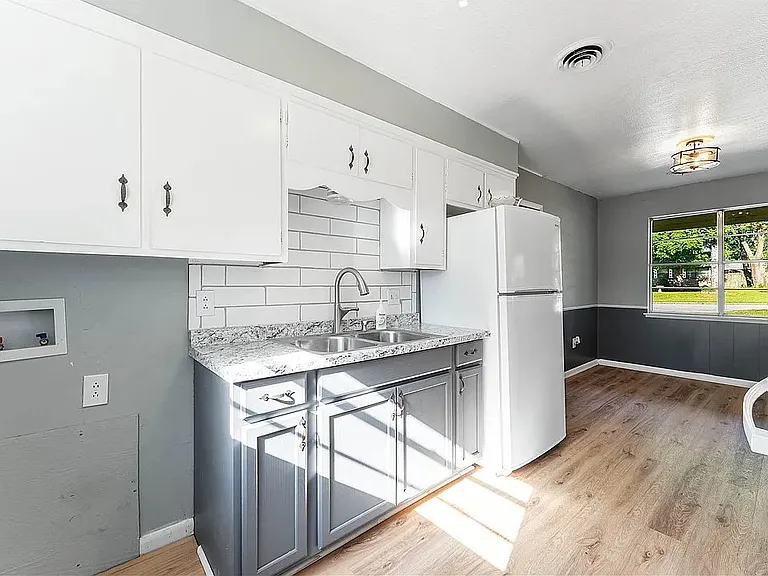 1108 SE E St — Photo 3