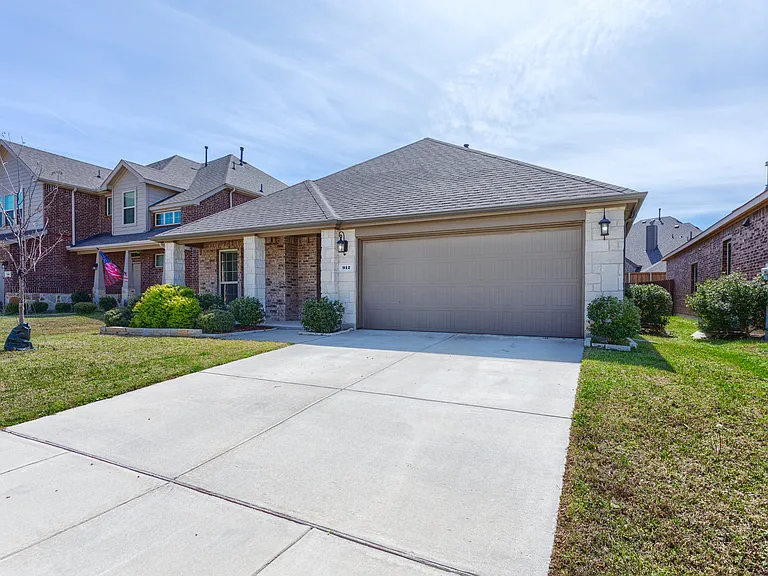 912 Lake Cypress Ln — Photo 28
