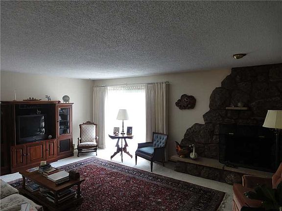 3rd image of 1428 Crawford Dr