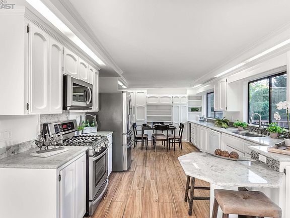 3rd image of 4396 Clovewood Ln