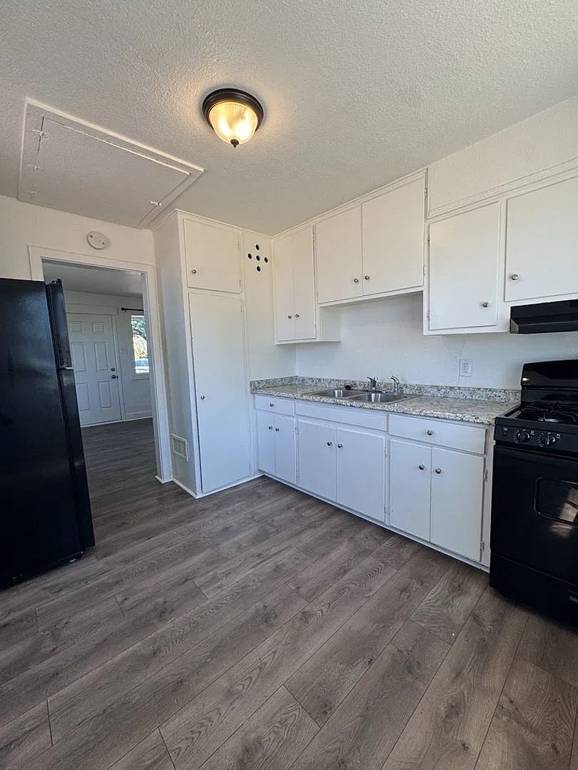 3 Bedroom, 1 Bath Apartment with Large Fenced Backyard — Photo 4