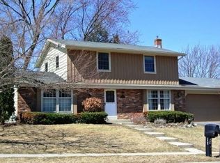 1728 Blackhawk Trl, Waukesha, WI 53186