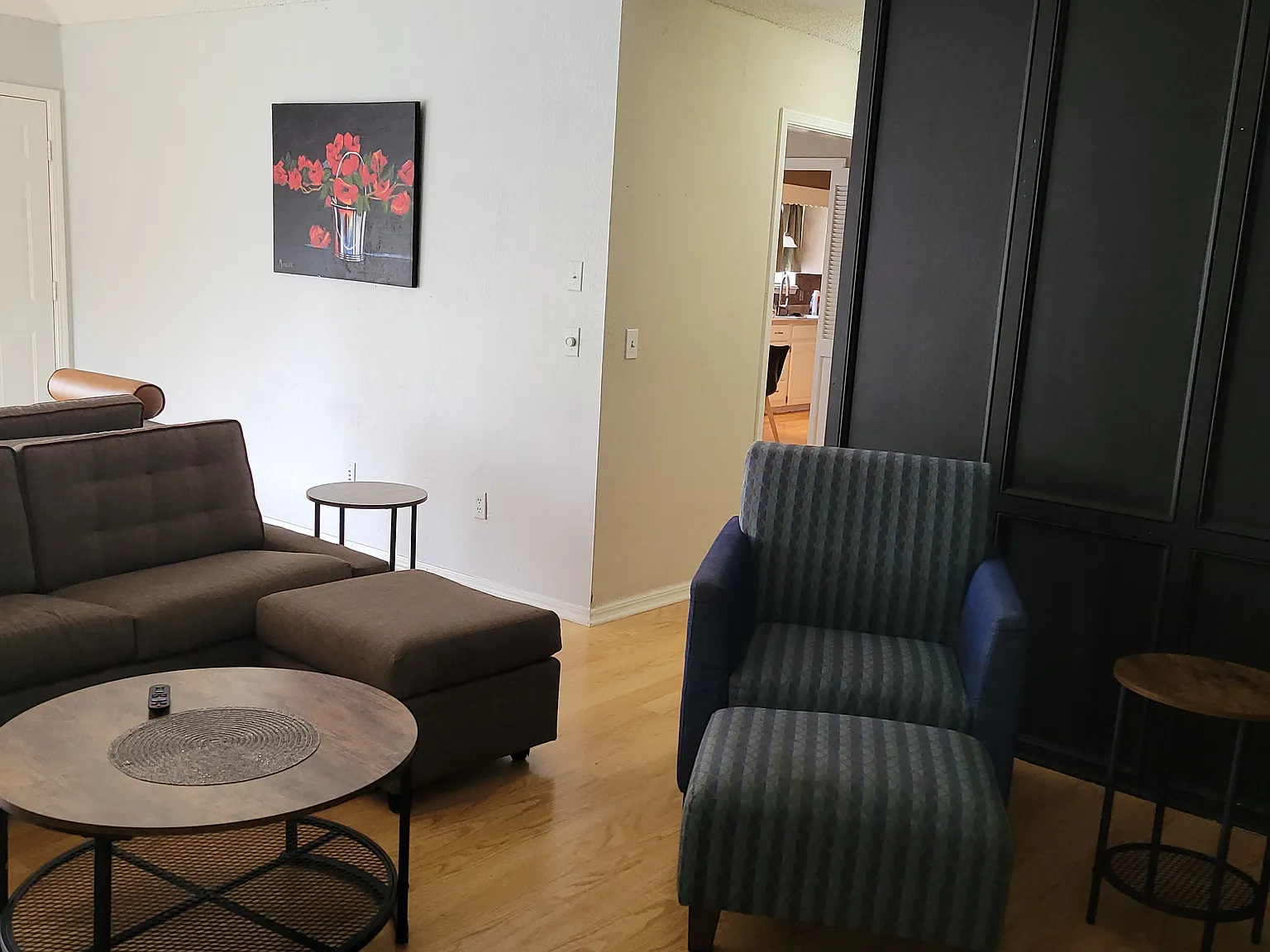 2 bed, 2000 sqft, $2,400 — Photo 3