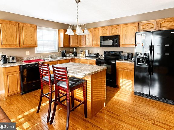 4th image of 326 Hollida Ln