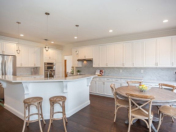 4th image of 118 Hamlet Dr
