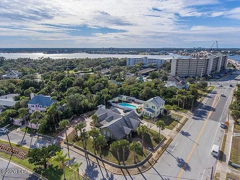 4 bed, 2.0 bath, 2488 sqft, $2,900 — Photo 2
