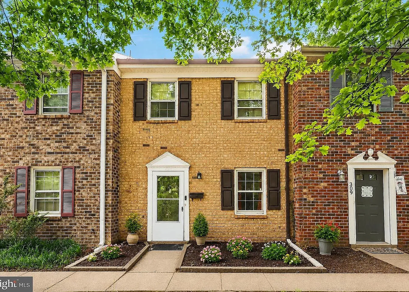 3 bed, 1188 sqft, $2,100 — Photo 1