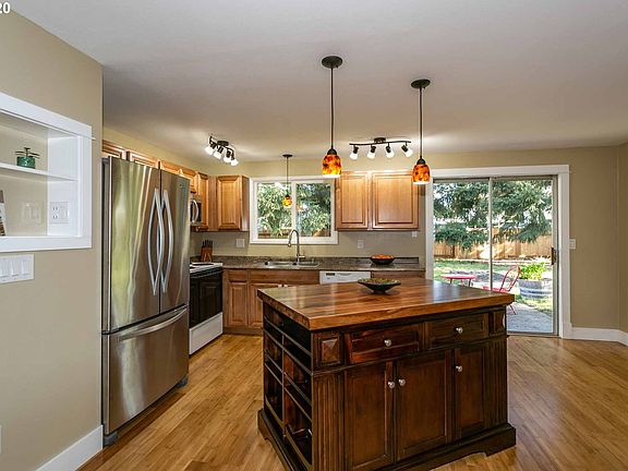 4th image of 1233 NE Shannon Ct