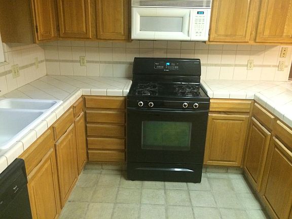 4th image of 385 Connecticut Ct
