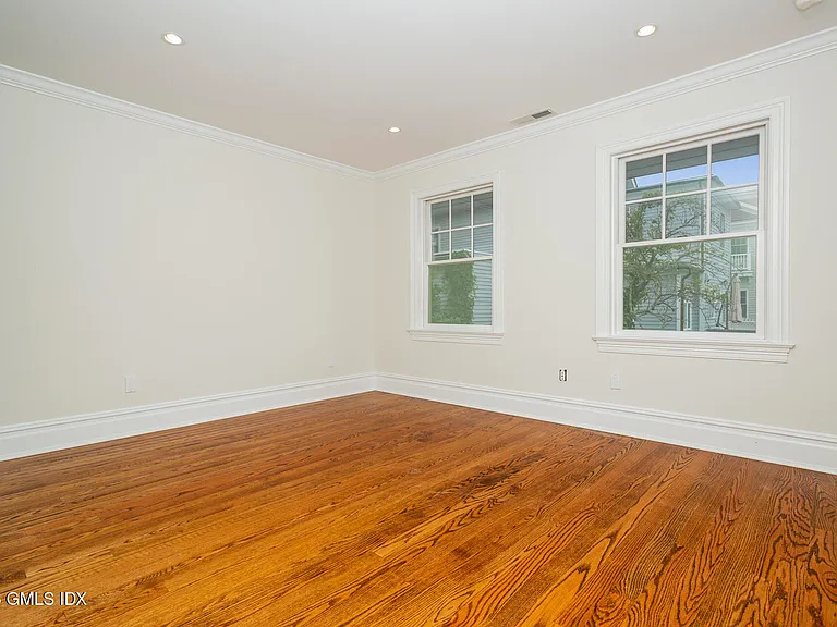 146 E Elm St #B — Photo 11