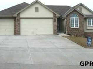 614 Pearl Cir, Elkhorn, NE 68022