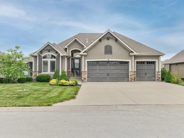 4101 NE Timberlake Dr, Lees Summit, MO 64064