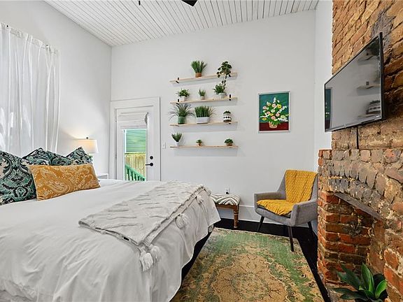 4th image of 940 Congress St